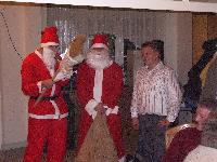Weihnachtsfeier 2006: Auch für Bernd hatte der Nikolaus eine Überraschung parat